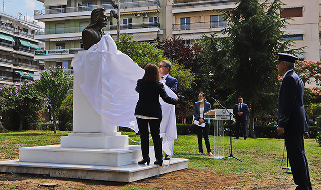 Η-Πρόεδρος-της-Δημοκρατίας-αποκάλυψε-την-προτομή-του-Ιλαρίωνα-Καρατζόγλου