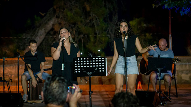 Τέσσερις-νέες-«σπιτικές»-συναυλίες-στο-cosmopolis