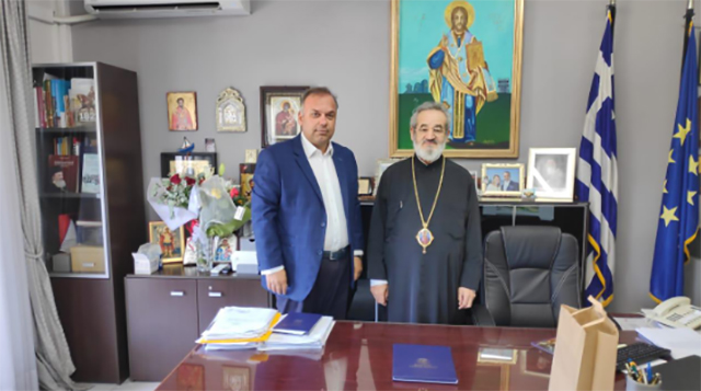 Ο-Μητροπολίτης-Τριπόλεως-του-Πατριαρχείου-Αλεξάνδρειας-στον-Δήμαρχο-Θάσου