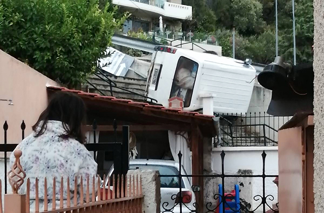 Παληό-Καβάλας:-Αυτοκίνητο-«προσγειώθηκε»-σε-στέγη-σπιτιού