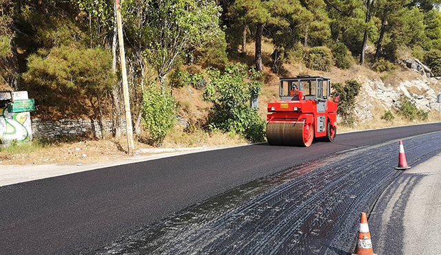 Η-Π-Ε.-Καβάλας-ρίχνει-άσφαλτο-στο-οδικό-δίκτυο-του-νομού