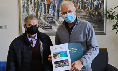 Ο-Σταύρος-Εμμανουηλίδης-παρέδωσε-λευκώματα-με-την-δράση-του-στον-δήμο-Καβάλας