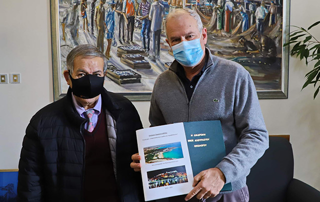 Ο-Σταύρος-Εμμανουηλίδης-παρέδωσε-λευκώματα-με-την-δράση-του-στον-δήμο-Καβάλας