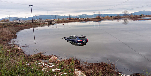 Αυτοκίνητο-«βούτηξε»-στη-λιμνοθάλασσα-της-Κεραμωτής