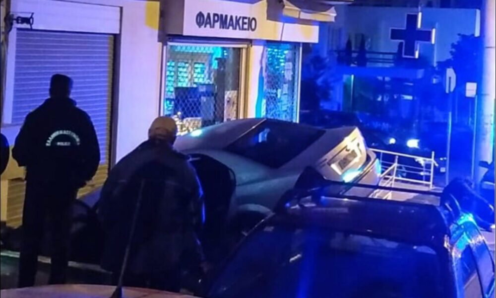 ΚΑΒΑΛΑ:-Αυτοκίνητο-«καρφώθηκε»-σε-είσοδο-γκαράζ-επί-της-οδού-Ρούζβελτ