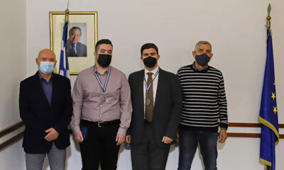 Απονομή-μεταλλίων-στους-μαθητές-Χρήστο-Κιοφτετζή-και-Ανδρέα-Ναλμπάντη