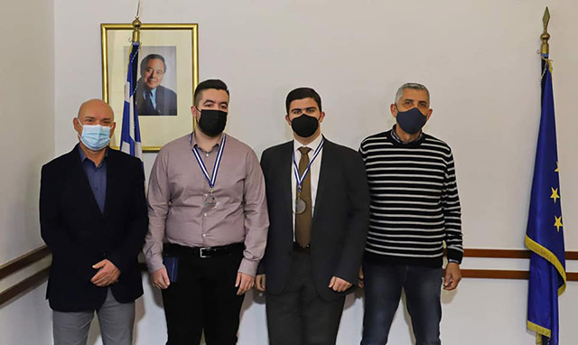 Απονομή-μεταλλίων-στους-μαθητές-Χρήστο-Κιοφτετζή-και-Ανδρέα-Ναλμπάντη