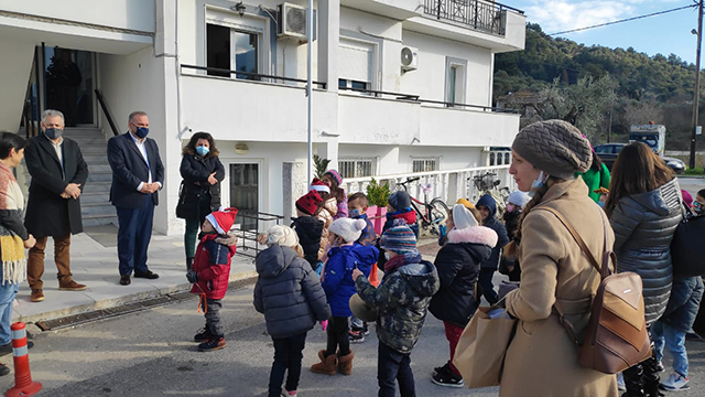 Χριστουγεννιάτικα-κάλαντα-και-ευχές-στον-Δήμαρχο-Θάσου