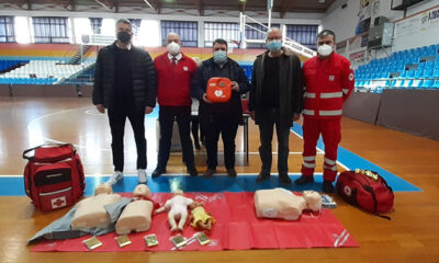 Δωρεά-φορητού-απινιδωτή-στη-μνήμη-του-Χρήστου-Ρέμμου