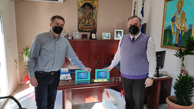 Δωρεά-tablets-από-τον-ΥΕΘΑ-σε-μαθητές-της-Θάσου
