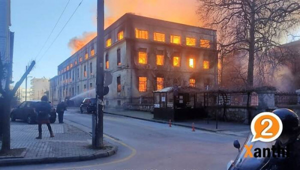 Πυρκαγιά-σε-εγκαταλελειμμένη-καπναποθήκη-στο-κέντρο-της-Ξάνθης