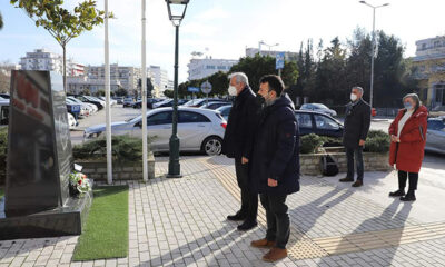 Κατάθεση-λουλουδιών-στο-Μνημείο-των-Εβραίων-της-Καβάλας