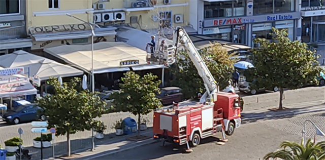 Απεγκλωβισμός-παγιδευμένου-γλάρου-από-την-Πυροσβεστική