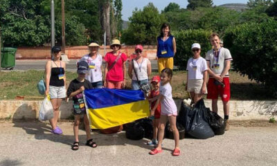 Ουκρανοί-πρόσφυγες-καθάρισαν-την-παραλία-Περιγιαλίου