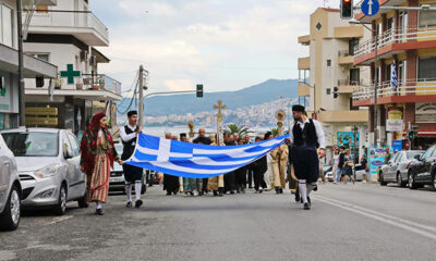 ΕΛΕΥΘΕΡΙΑ-ΚΑΒΑΛΑΣ:-Επίσημη-έπαρση-της-ελληνικής-σημαίας-στο-μνημείο-πεσόντων