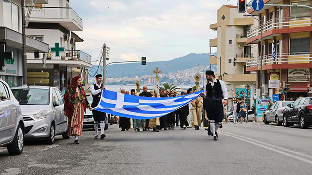 ΕΛΕΥΘΕΡΙΑ-ΚΑΒΑΛΑΣ:-Επίσημη-έπαρση-της-ελληνικής-σημαίας-στο-μνημείο-πεσόντων