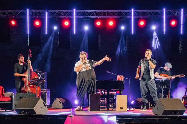 Το-cosmopolis-2022-φιλοξένησε-τον- Σταμάτη-Κραουνάκη-και-το-Φρούριο-κατακλύστηκε-από-κόσμο