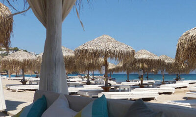 Θάσος:-Έβαλε-ομπρέλες-και-ξαπλώστρες-χωρίς-άδεια