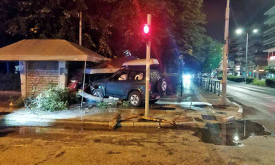 Καβάλα:-Αυτοκίνητο-έπεσε-πάνω-σε-περίπτερο