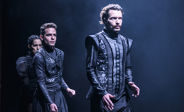 Οι-«Μικροί-πυροβολισμοί-μέσα-στη-νύχτα»-του-Γιάννη-Καλαβριανού-στο-Θέατρο-«Αυλαία»