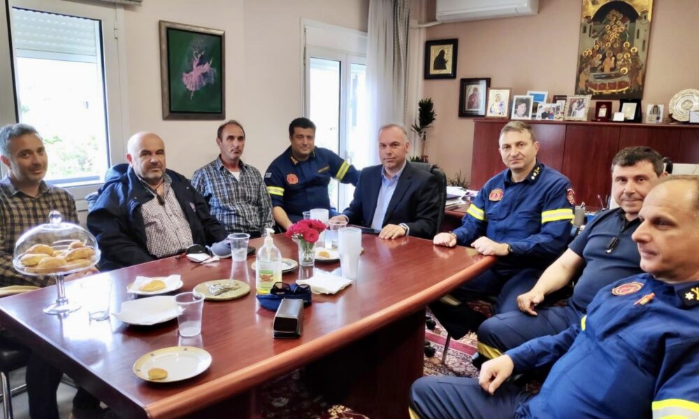 Συνάντηση-του-Δημάρχου-Θάσου-με-τον-Συντονιστή-Επιχειρήσεων-Κεν.-Μακεδονίας-και-ΑΜΘ-του-Πυροσβεστικού-Σώματος