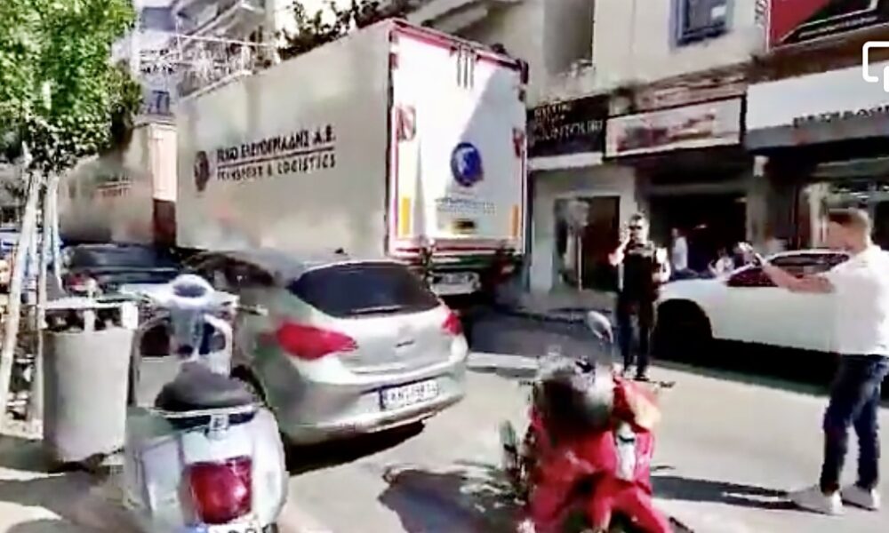 Επιχείρηση-της-αστυνομίας-για-τον-απεγκλωβισμό-νταλίκας-από-την-οδό-Ομονοίας