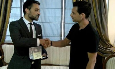Ο-Αλέξης-Πολίτης-βράβευσε-τον-ναυαγοσώστη-Δημήτρη-Ψωμόπουλο