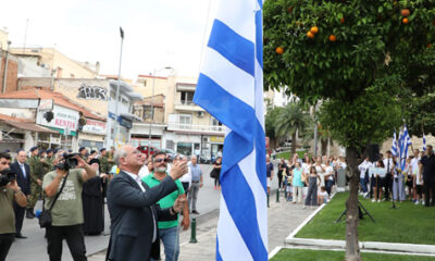 Απελευθέρωση-της-Καβάλας:-Επίσημη-έπαρση-της-ελληνικής-σημαίας-στο-μνημείο-πεσόντων