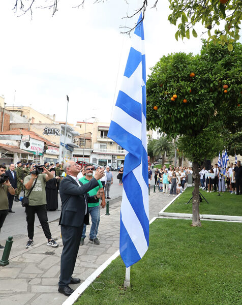 Απελευθέρωση-της-Καβάλας:-Επίσημη-έπαρση-της-ελληνικής-σημαίας-στο-μνημείο-πεσόντων