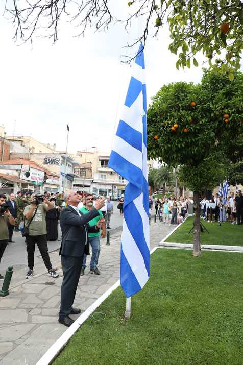 Απελευθέρωση-της-Καβάλας:-Επίσημη-έπαρση-της-ελληνικής-σημαίας-στο-μνημείο-πεσόντων