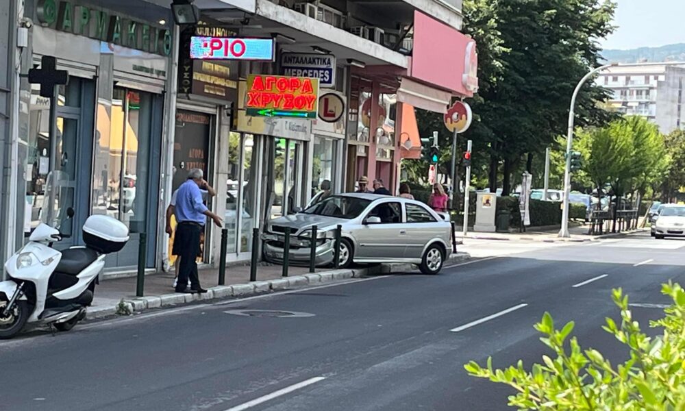 Ακόμη-ένα-τροχαίο-στην-οδό-Ερυθρού-Σταυρού-Αυτοκίνητο-ανέβηκε-στο-πεζοδρόμιο