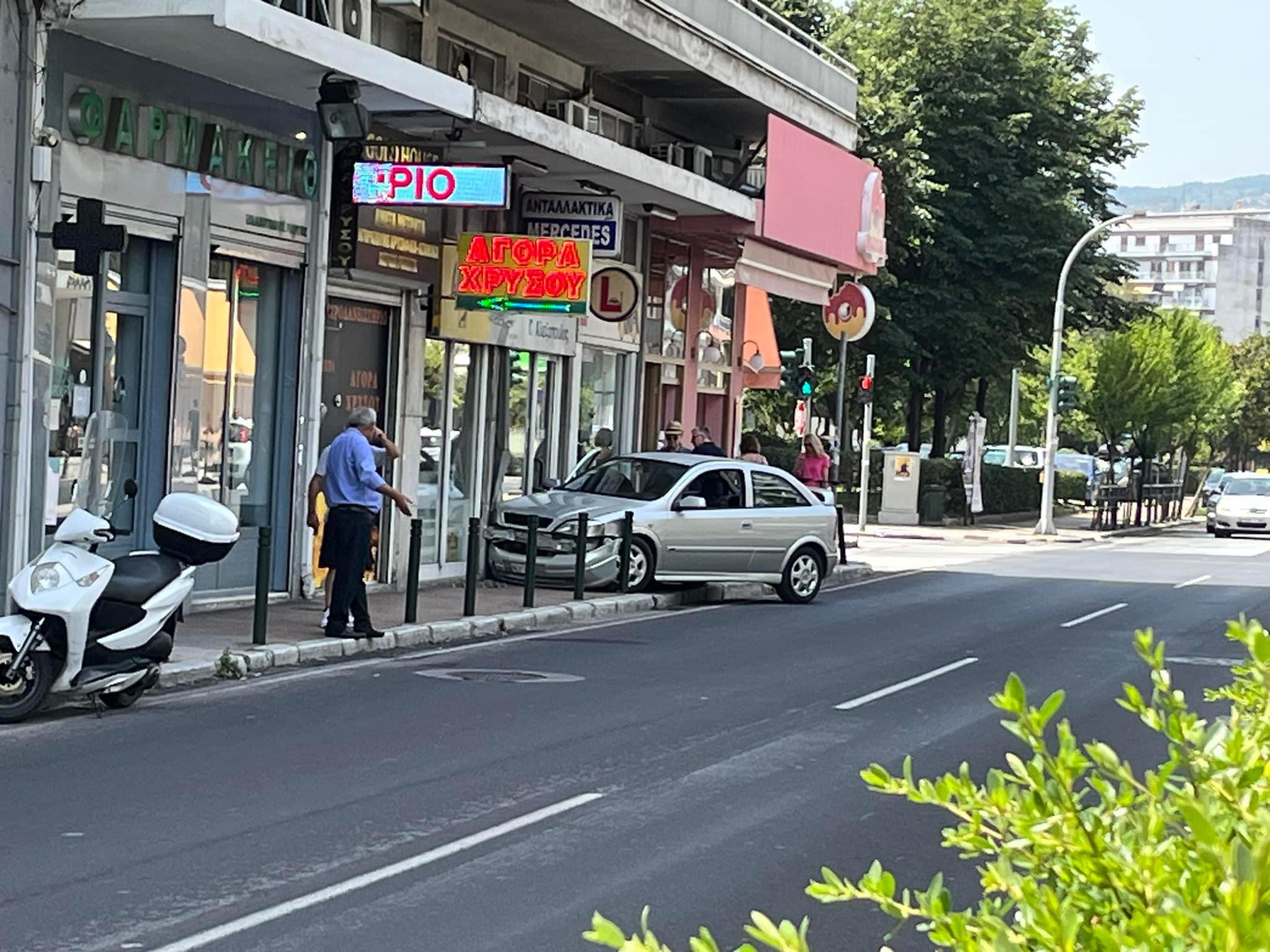 Ακόμη-ένα-τροχαίο-στην-οδό-Ερυθρού-Σταυρού-Αυτοκίνητο-ανέβηκε-στο-πεζοδρόμιο
