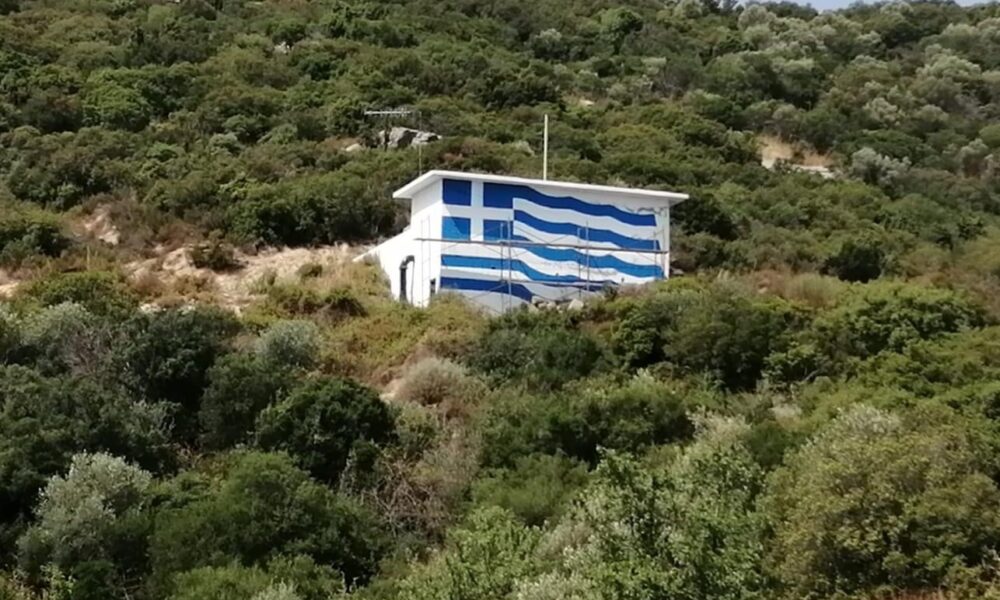 Η-Ελληνική-σημαία-στην-δεξαμενή-της-ΔΕΥΑ-Παγγαίου-στη-Νέα-Ηρακλείτσα