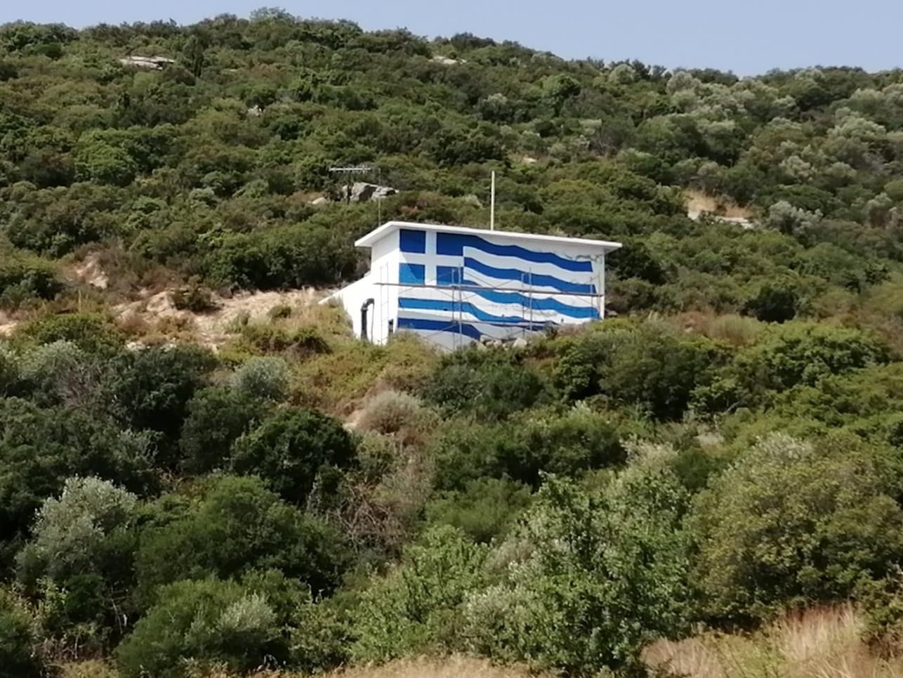 Η-Ελληνική-σημαία-στην-δεξαμενή-της-ΔΕΥΑ-Παγγαίου-στη-Νέα-Ηρακλείτσα