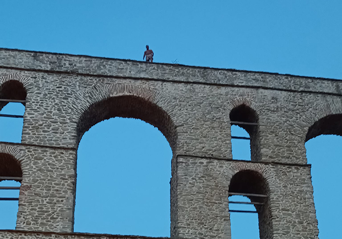 Έληξε-το-συμβάν-με-τον-άντρα-που-απειλούσε-να-πηδήξει-από-τις-Καμάρες