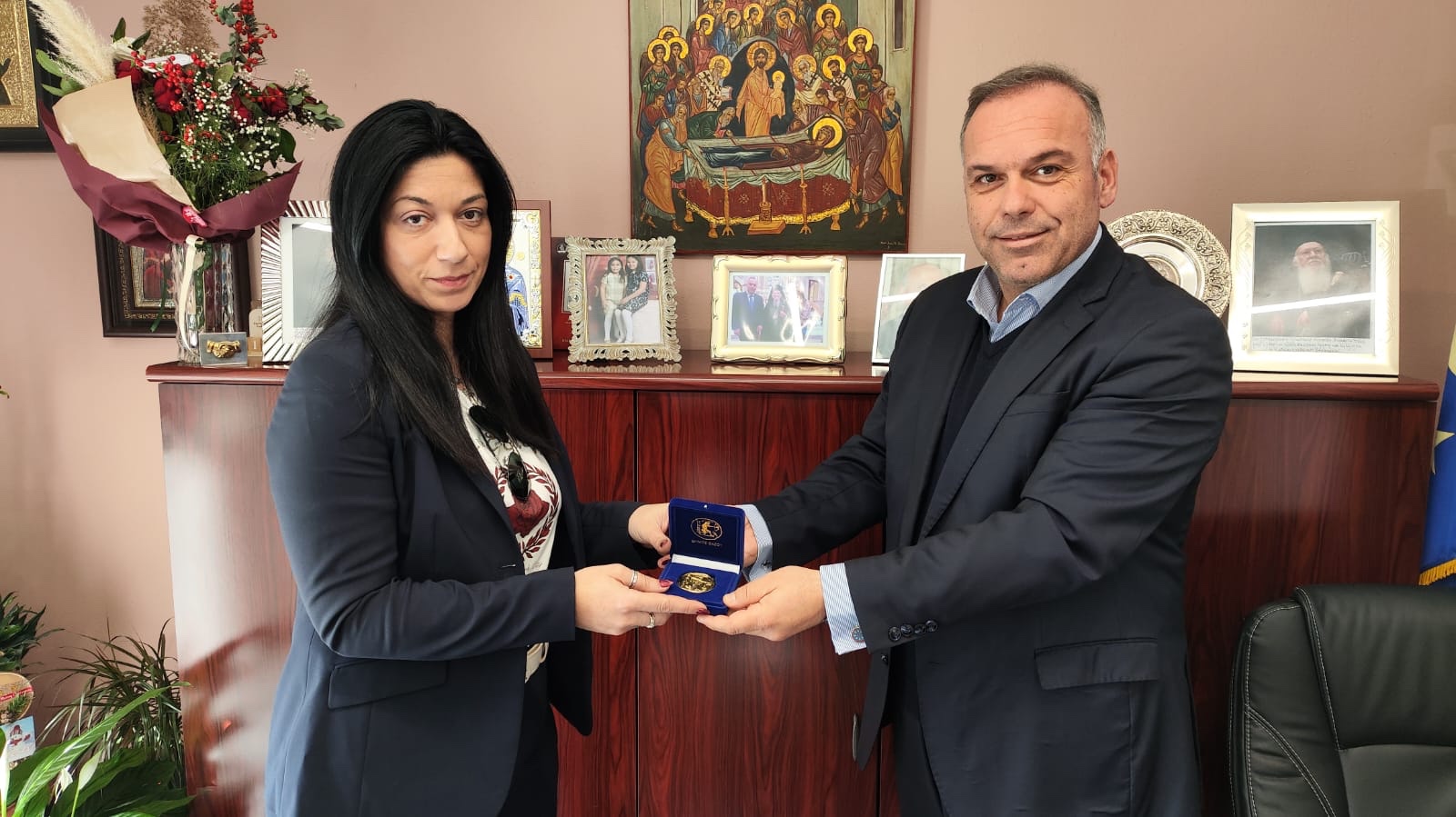 Συνάντηση-του-Δημάρχου-Θάσου-με-την-Περιφερειακή-Σύμβουλο-Θάσου-Μαρία-Πολυμέρου