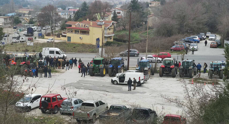 Οι-αγρότες-κατέβασαν-τα-τρακτέρ-στον-Σταυρό-Αμυγδαλεώνα