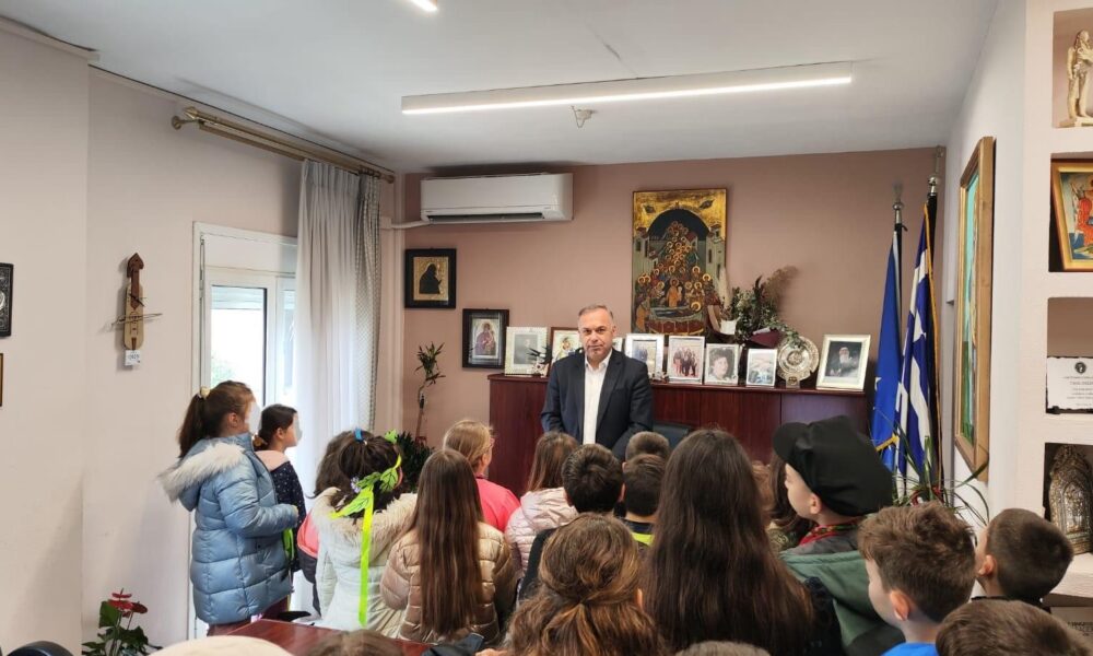 “Χελιδονίσματα”-στον-Δήμαρχο-Θάσου-από-τους-μαθητές-της-Β΄-και-Δ΄-Τάξης-του-2ου-Δημοτικού-Σχολείου-Λιμένα-Θάσου