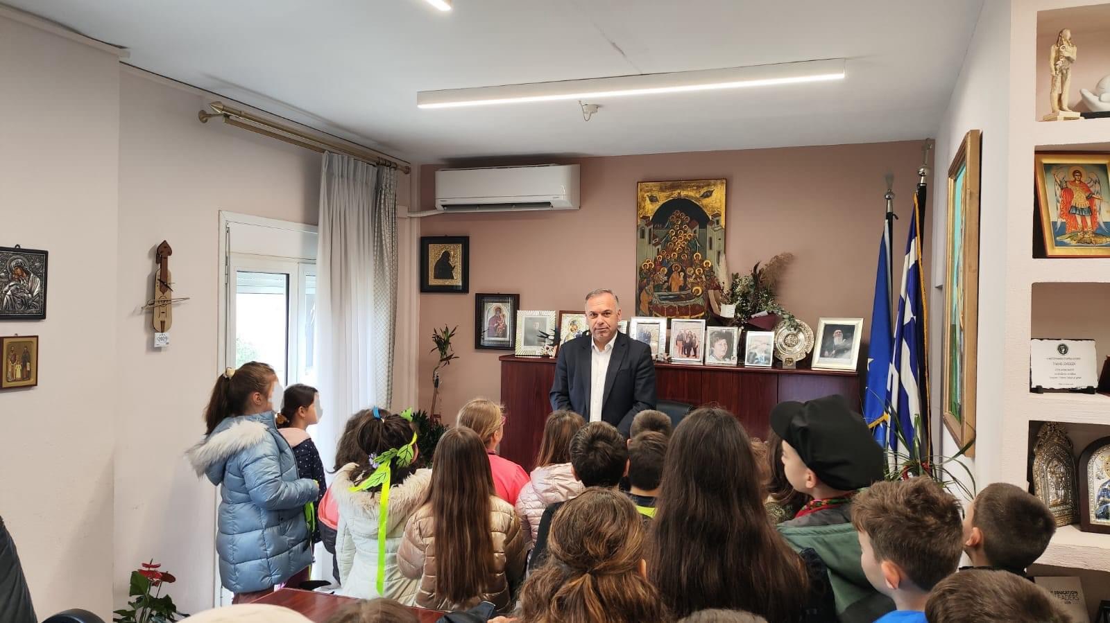 “Χελιδονίσματα”-στον-Δήμαρχο-Θάσου-από-τους-μαθητές-της-Β΄-και-Δ΄-Τάξης-του-2ου-Δημοτικού-Σχολείου-Λιμένα-Θάσου