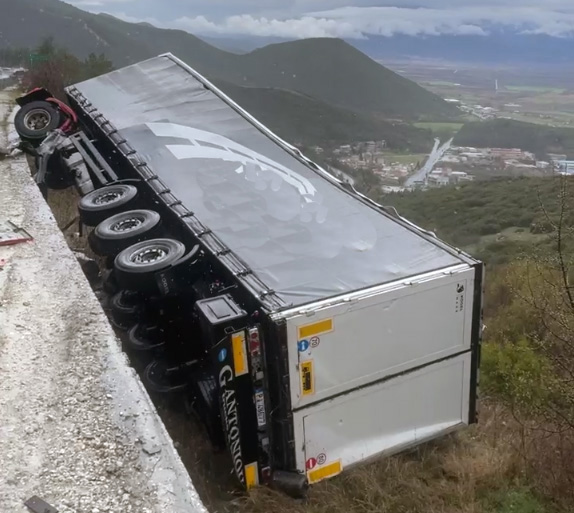Απαγόρευση-κυκλοφορίας-οχημάτων-στην-Εγνατία-Οδό-λόγω-ανάσυρσης-βαρέου-οχήματος
