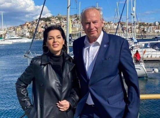 Ο-δήμαρχος-Καβάλας-ευχαριστεί-την-Σάννυ-Μπαλτζή-για-την-προσφορά-δύο-υποτροφιών