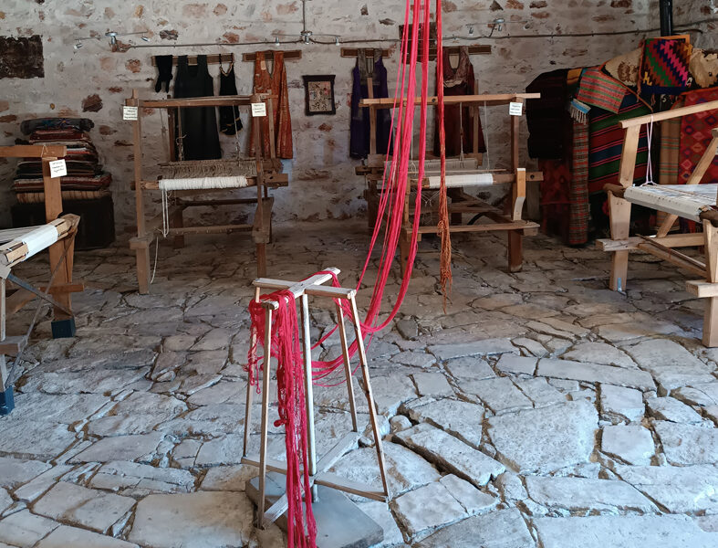 Εργαστήρι-–-Μουσείο-Υφαντικής-woven-installation-στα-Λιμενάρια-της-Θάσου
