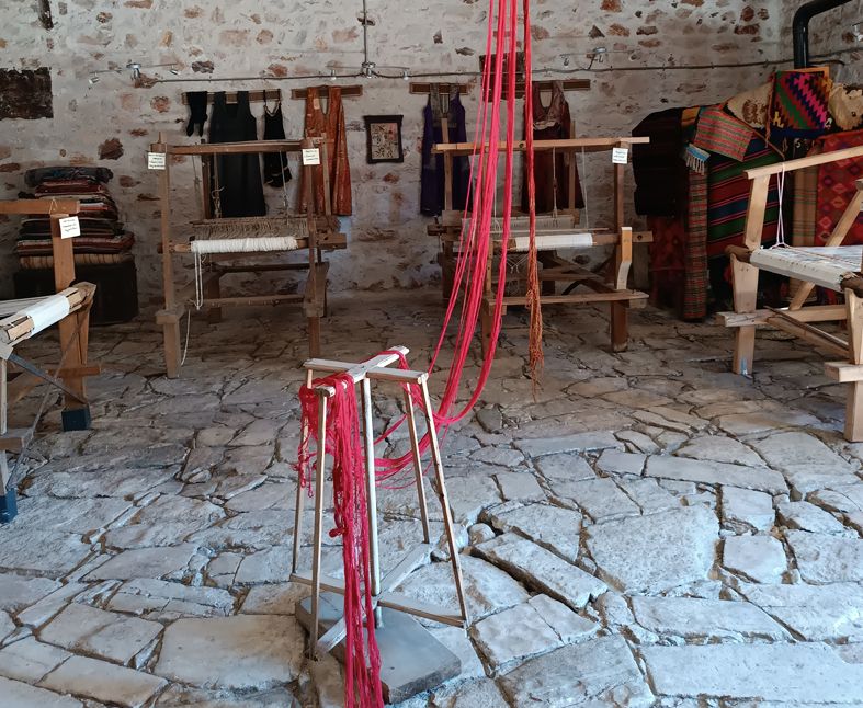 Εργαστήρι-–-Μουσείο-Υφαντικής-woven-installation-στα-Λιμενάρια-της-Θάσου