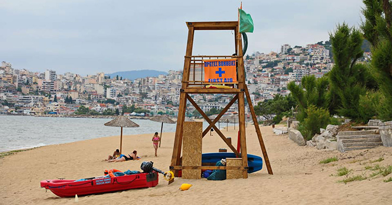 Ακτή-Περιγιαλίου:-Πέταξαν-τη-βάρκα-του-ναυαγοσώστη-στη-θάλασσα