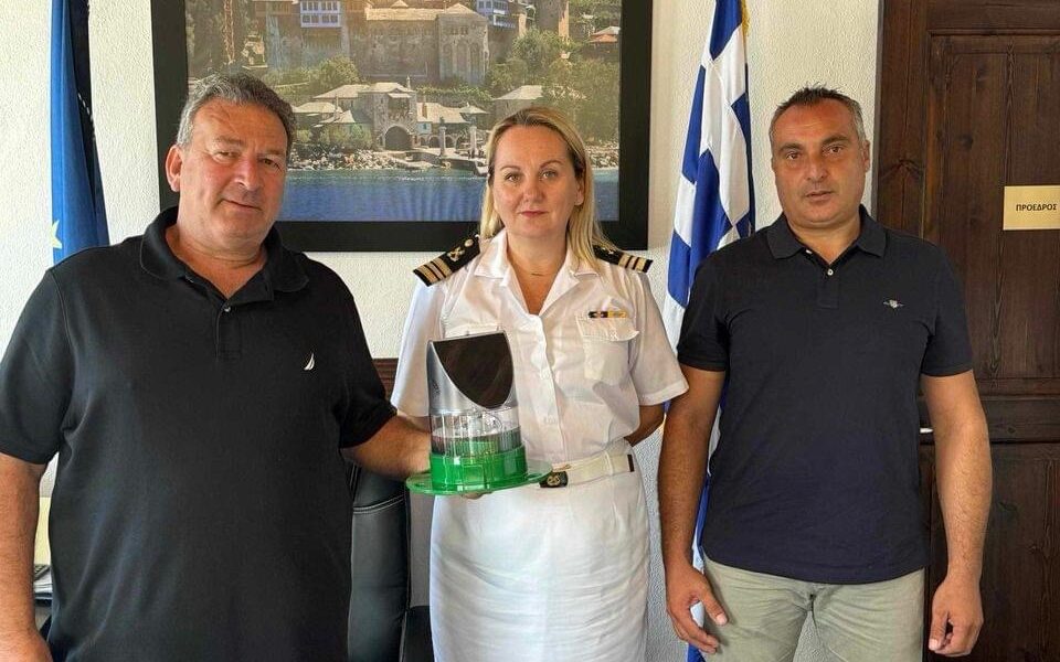 Το-Δημοτικό-Λιμενικό-Ταμείο-Θάσου-προμηθεύτηκε-ένα-Πράσινο-Φανό-για-το-Αλιευτικό-Καταφύγιο-Παναγίας-Θάσου