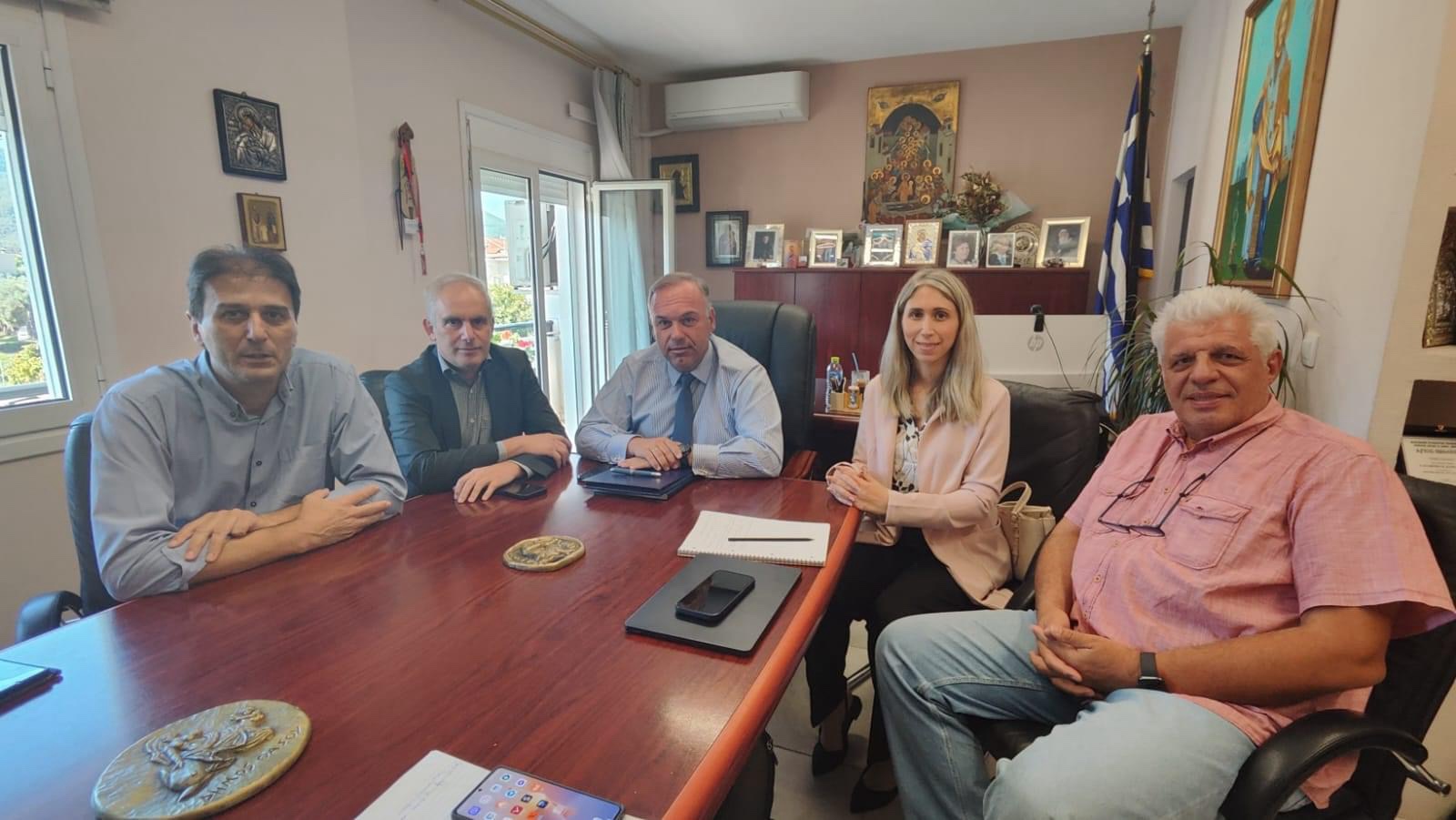 Συνάντηση-του-Δημάρχου-θάσου-για-την-προμήθεια-και-τοποθέτηση-μίας-πλωτής-κολυμβητικής-μονάδας-για-εποχιακή-χρήση-σε-θαλάσσια-περιοχή-στην-Κοινότητα-Θάσου