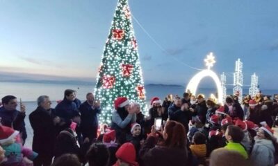 Φωταγώγηση-του-Χριστουγεννιάτικου-Καραβιού-και-Δέντρου-στο-Λιμένα-Θάσου