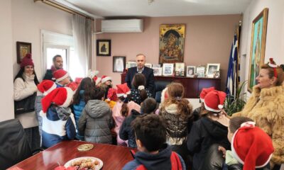 Χριστουγεννιάτικα-κάλαντα-και-ευχές-στον-Δήμαρχο-Θάσου-από-τους-μαθητές-της-Γ΄-Τάξης-του-1ου-Δημοτικού-Σχολείου-Λιμένα-Θάσου