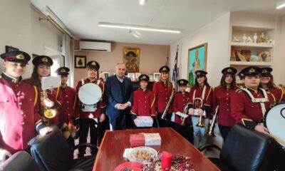Πρωτοχρονιάτικα-κάλαντα-και-ευχές-στον-Δήμαρχο-Θάσου-από-την-Φιλαρμονική-του-Δήμου-Θάσου