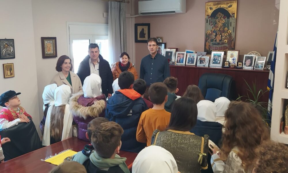 “Χελιδονίσματα”-στον-Αντιδήμαρχο-Θάσου-από-μαθητές-του-2ου-Δημοτικού-Σχολείου-Λιμένα-Θάσου